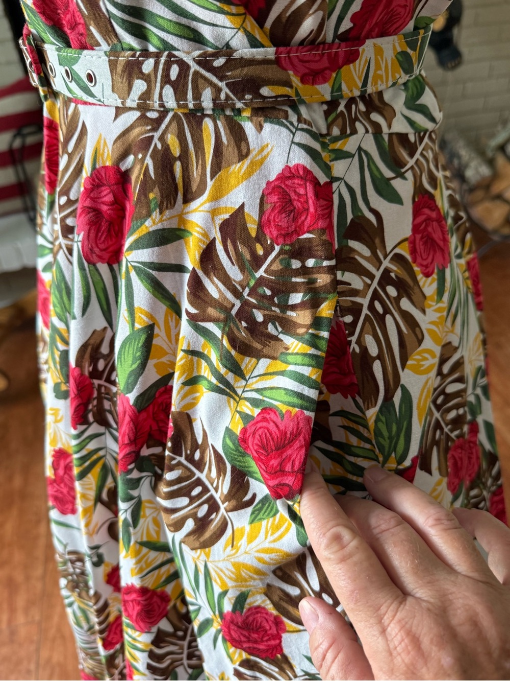 🌺 Tropical Floral Fit-and-Flare Retro Hawaiian Pinup Dress - Picture 7 of 16